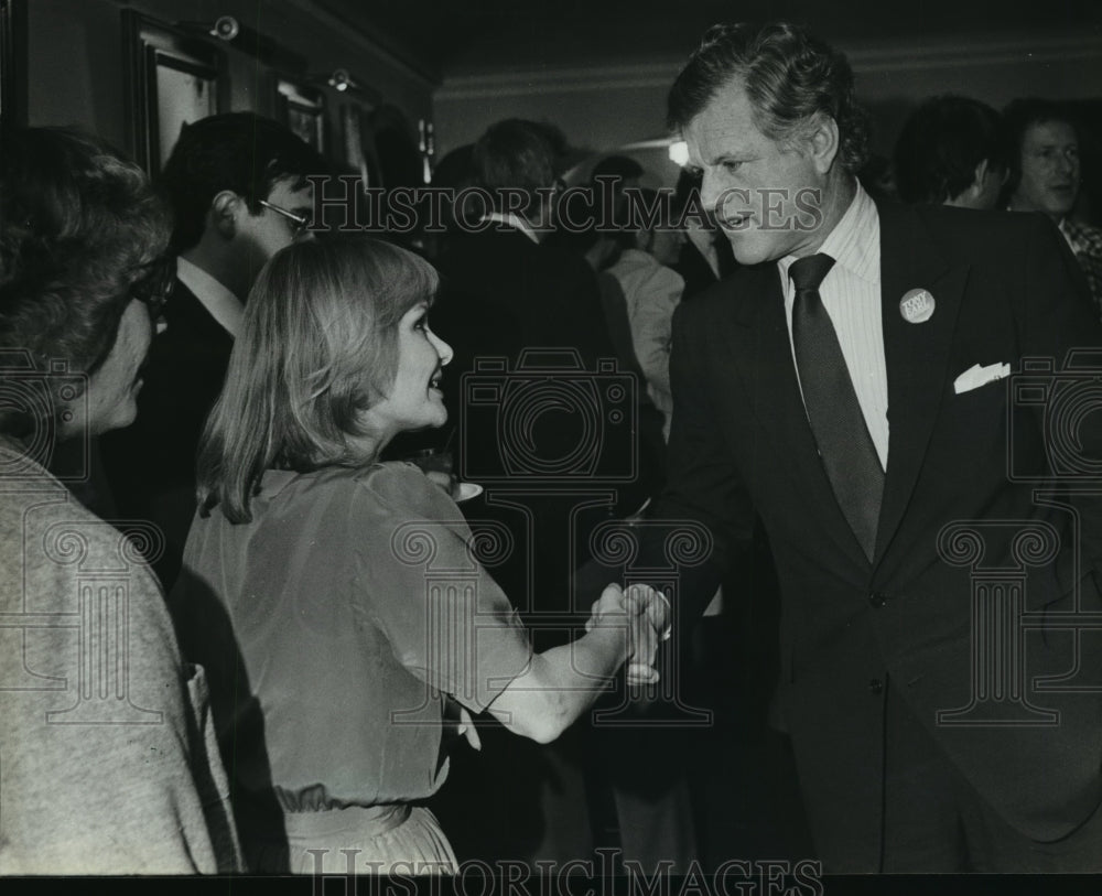 1982 Press Photo Sen Edward M. Kennedy shook hands with Diane Edwards -Milwaukee