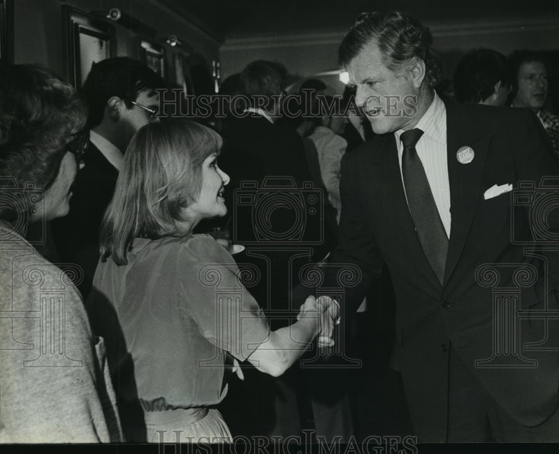 Load image into Gallery viewer, 1982 Press Photo Sen Edward M. Kennedy shook hands with Diane Edwards -Milwaukee

