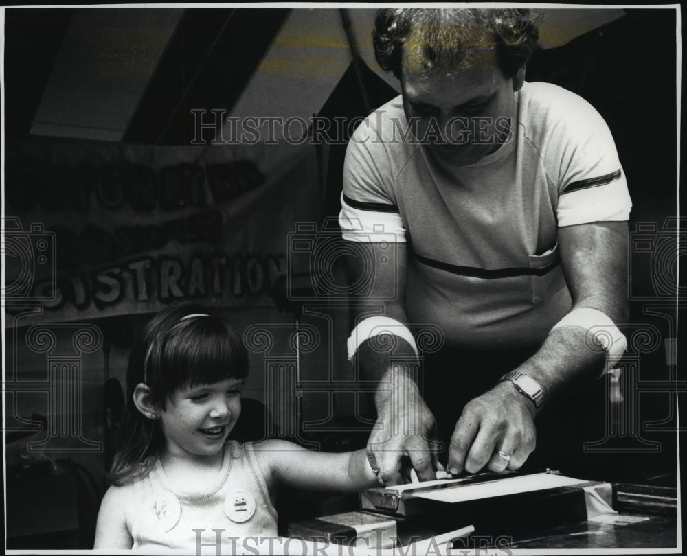 1990 Press Photo Jon Cindric takes the fingerprints of Veronica Wondrachek