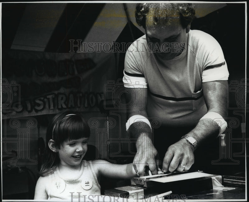 Load image into Gallery viewer, 1990 Press Photo Jon Cindric takes the fingerprints of Veronica Wondrachek

