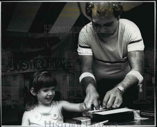 1990 Press Photo Jon Cindric takes the fingerprints of Veronica Wondrachek