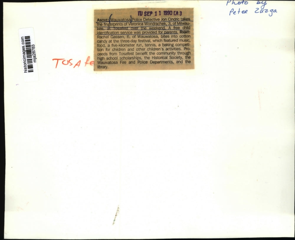 1990 Press Photo Jon Cindric takes the fingerprints of Veronica Wondrachek