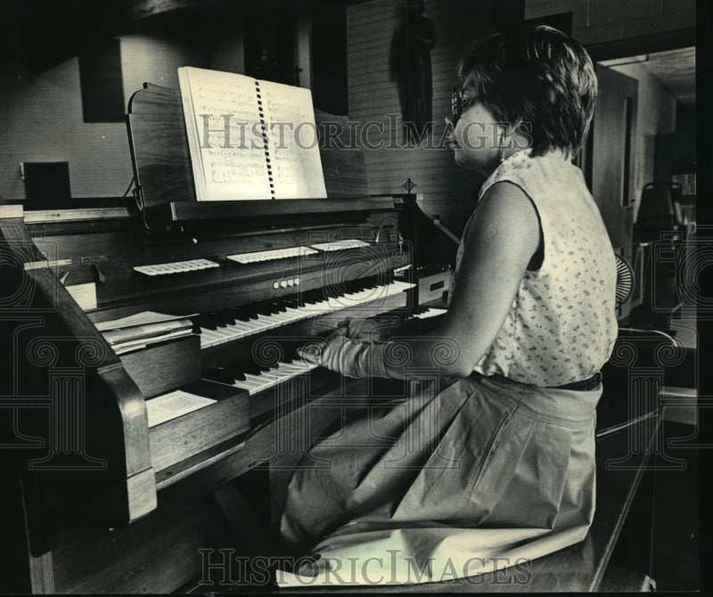 Load image into Gallery viewer, 1986 Press Photo St. John organist Deborah Brzycki suffers rheumatoid arthritis
