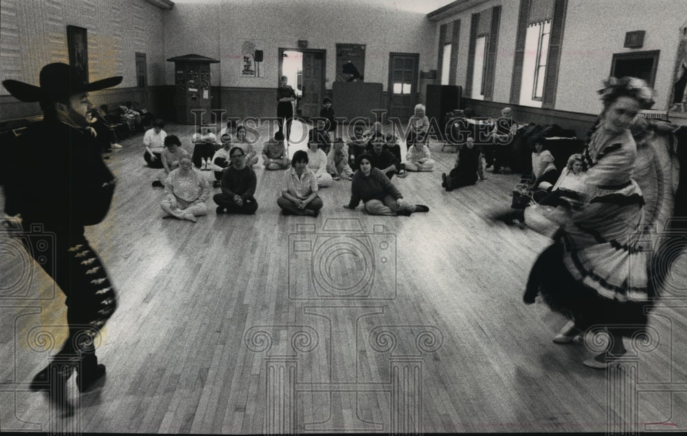 1989 Press Photo Erico Ortiz and D. Dziengel dancing for Arts in Motion members