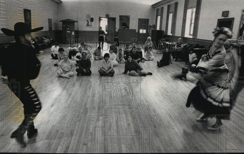 Load image into Gallery viewer, 1989 Press Photo Erico Ortiz and D. Dziengel dancing for Arts in Motion members
