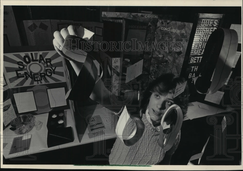 1984 Press Photo Rufus King School student Michelle Snyder examines an exhibit