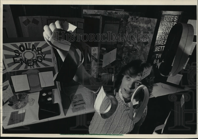 Load image into Gallery viewer, 1984 Press Photo Rufus King School student Michelle Snyder examines an exhibit
