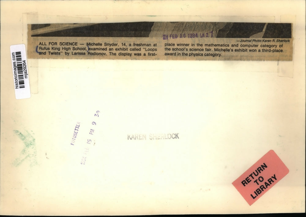 1984 Press Photo Rufus King School student Michelle Snyder examines an exhibit