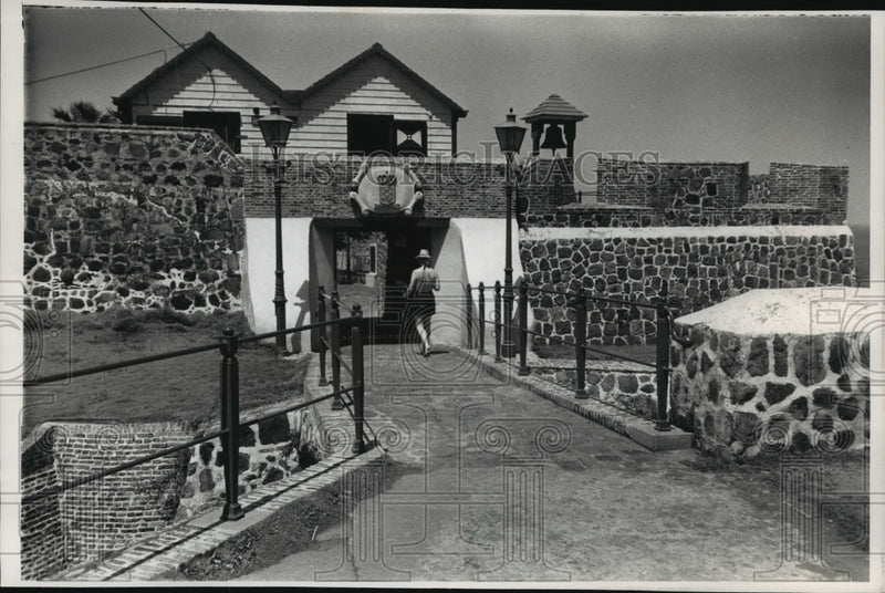 Load image into Gallery viewer, 1988 Press Photo Fort Orange, on Netherlands Antilles island of St. Eustatius
