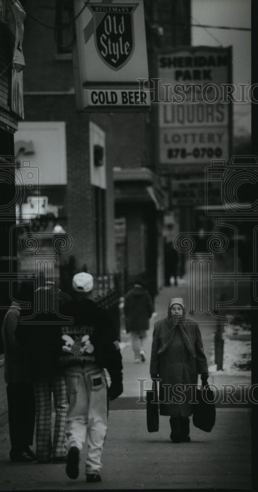 1994 Press Photo Charity Keolsch works from one shelter to another - mja29504
