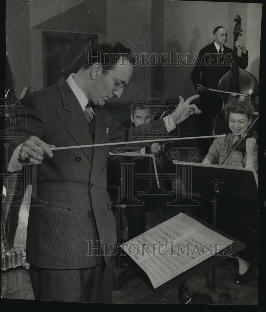 1943 Press Photo Maurice Kipen, WTMJ music director- Historic Images