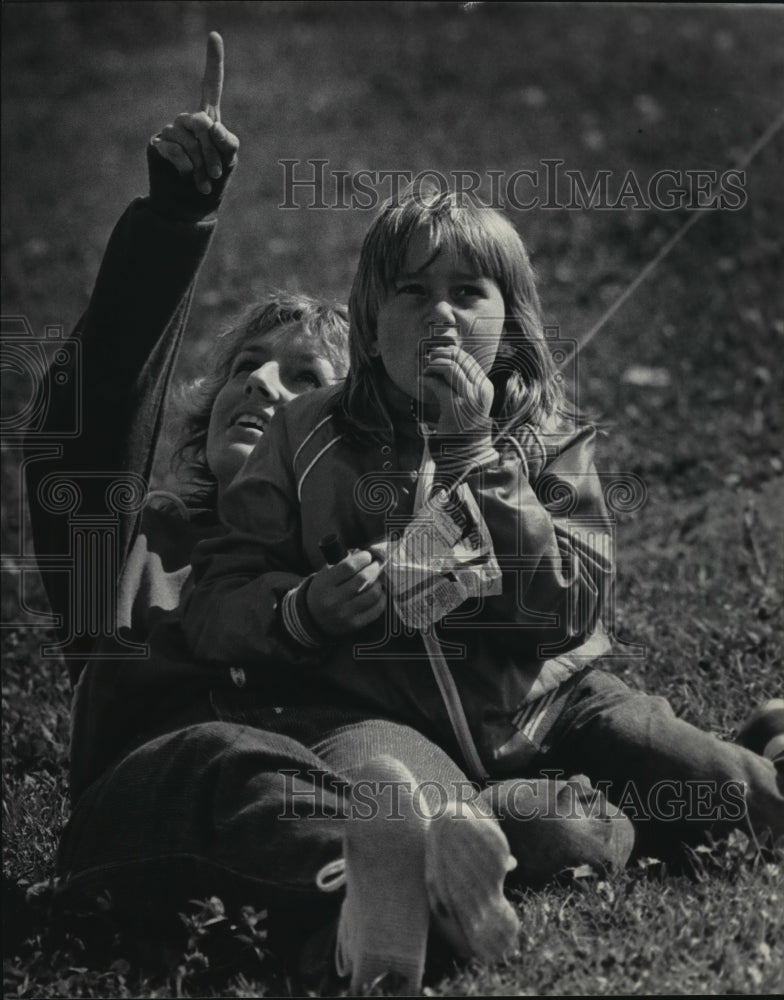 1984 Press Photo Sue McGraph and Daughter Fly a Kite at McKinley Marina Landfill