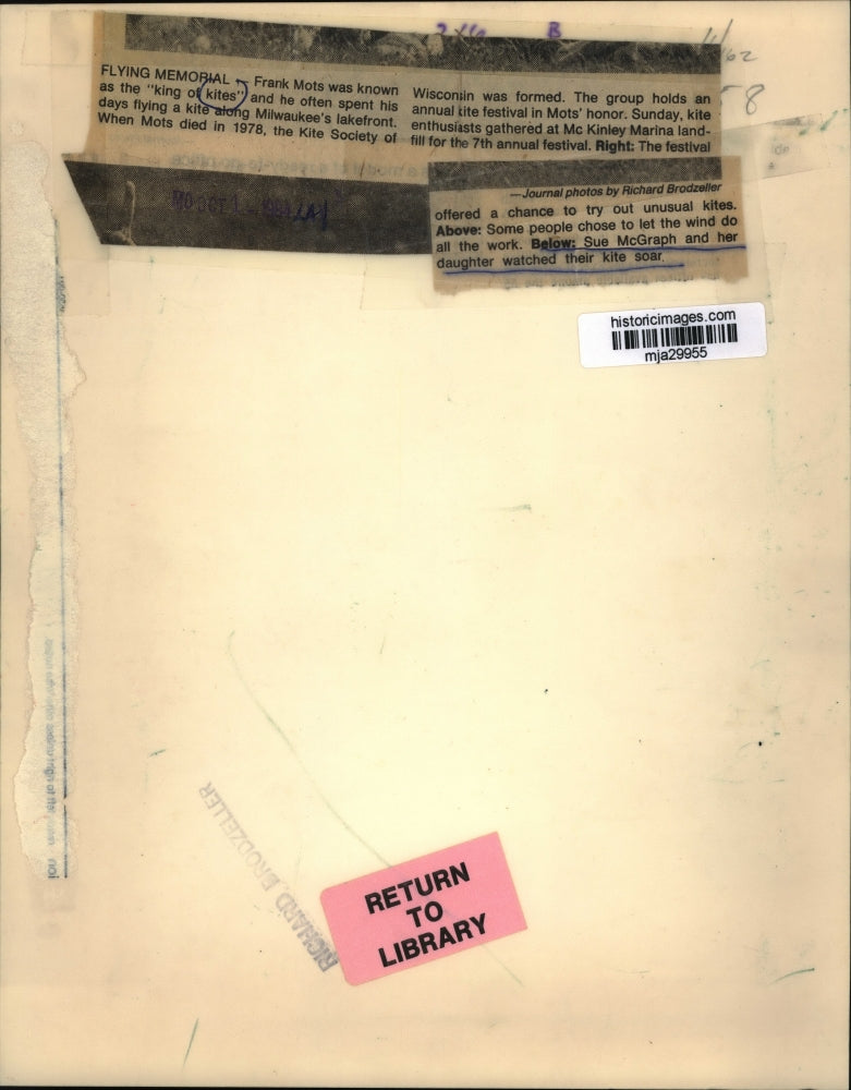 1984 Press Photo Sue McGraph and Daughter Fly a Kite at McKinley Marina Landfill