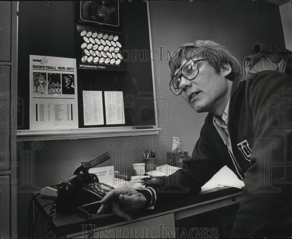 1977 Press Photo Dave Buss discussed the reality of Division II basketball- Historic Images