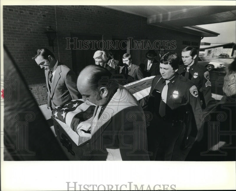 Load image into Gallery viewer, 1980 Press Photo Thomas Buntrock - Investigation - mja30533

