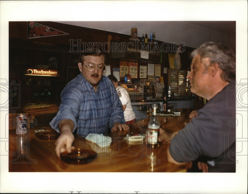Load image into Gallery viewer, 1994 Press Photo Mark Buswell of the Wayside Tavern, Sparta, Wisconsin

