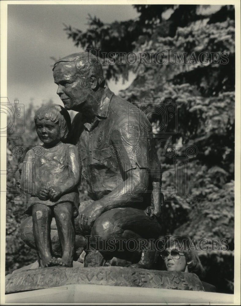 1983 Press Photo The statue of slain Mequon Police Chief Thomas Buntrock