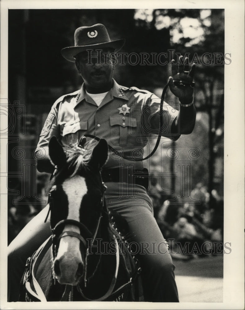 1988 Press Photo Sheriff Richard Artison rides in Memorial Day Parade- Historic Images