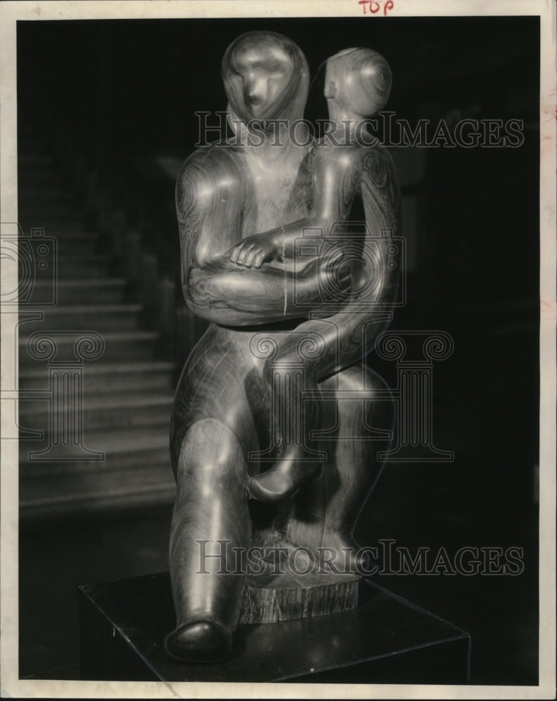 1956 Press Photo Mother and Son carving by Humbert Albrizio , U of Wisconsin