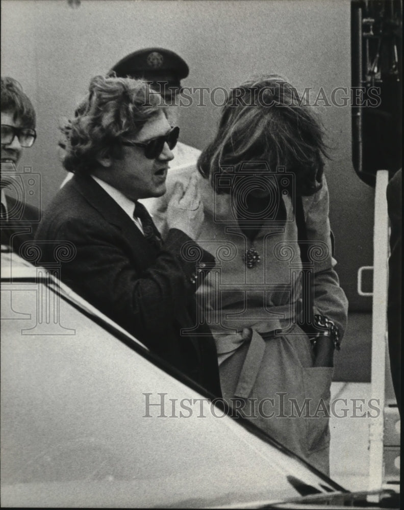 1975 Press Photo Henry Kissinger and wife during a Milwaukee, Wisconsin, visit- Historic Images