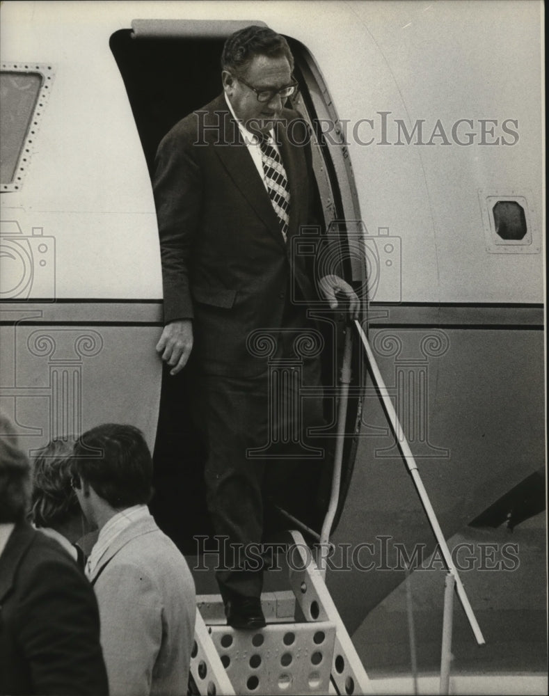 1975 Press Photo Henry Kissinger disembarks plane during Wisconsin visit- Historic Images