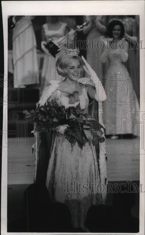 1968 Press Photo Marilyn Kay Klug Salutes an Audience in Oshkosh- Historic Images