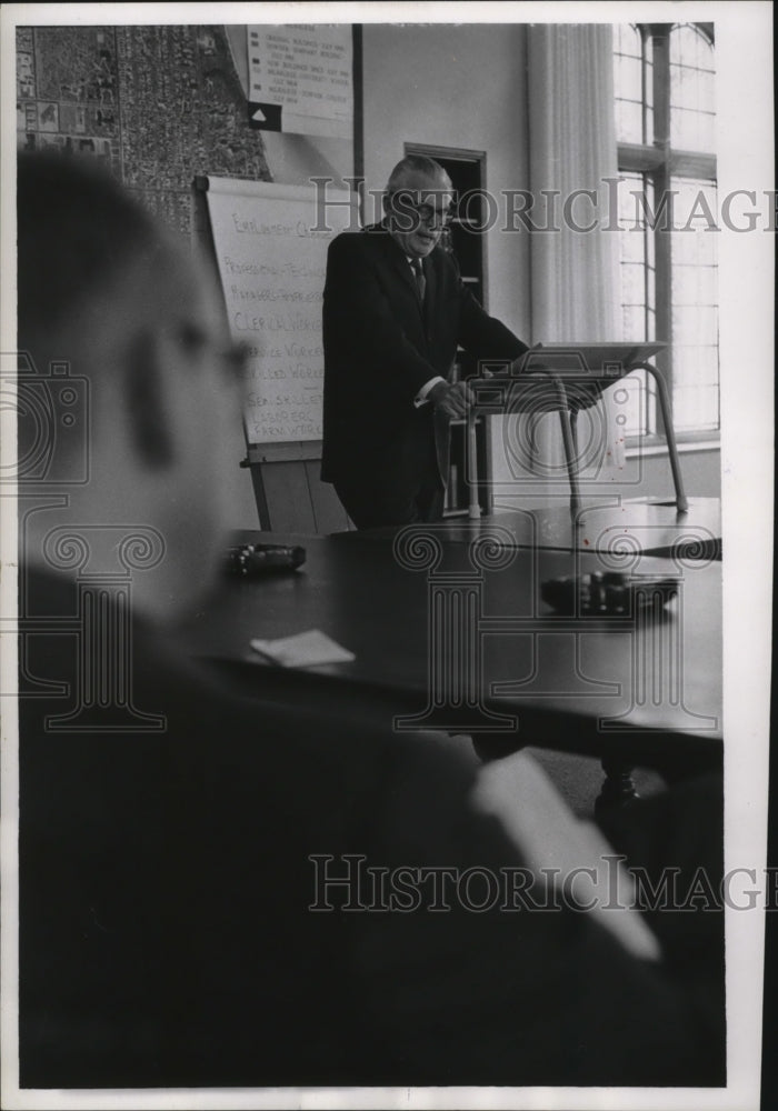 1965 Press Photo J. Martin Klotsche chancellor of the UWM concluded a seminar- Historic Images