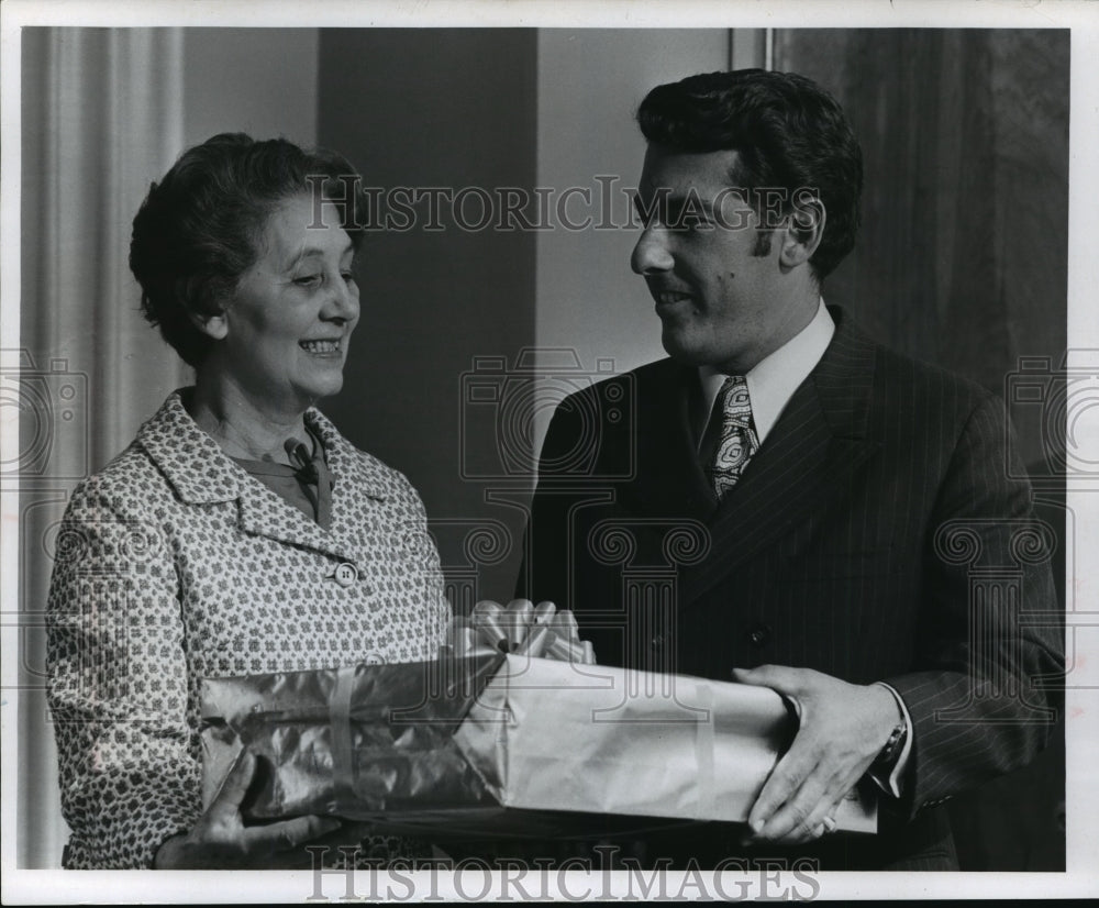 1969 Press Photo Jack Winter, Jr. welcomed Mrs. Harold Heimbaugh in Milwaukee- Historic Images