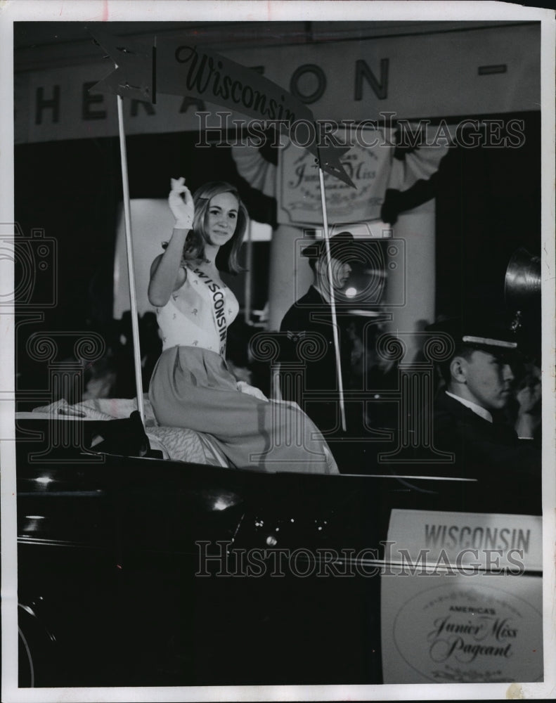 1966 Press Photo Wisconsin&#39;s Junior Miss, Diane Wilkins waved from her car - Historic Images