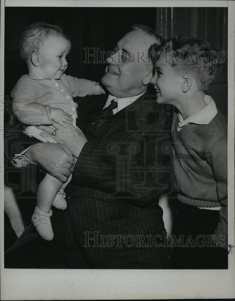 1947 Press Photo Senator Alexander Wiley and his grandsons, Philip and Alexander- Historic Images