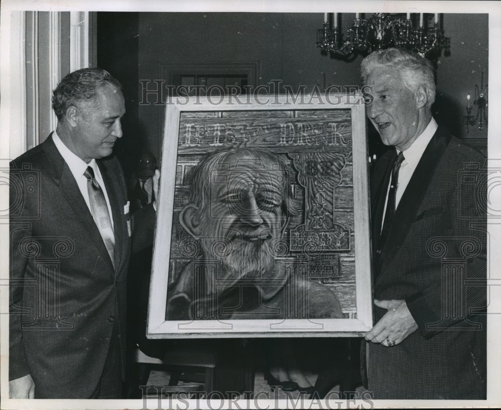 1969 Press Photo  Dr. A.R. Curreri Madison gives Governor Knowles a painting- Historic Images