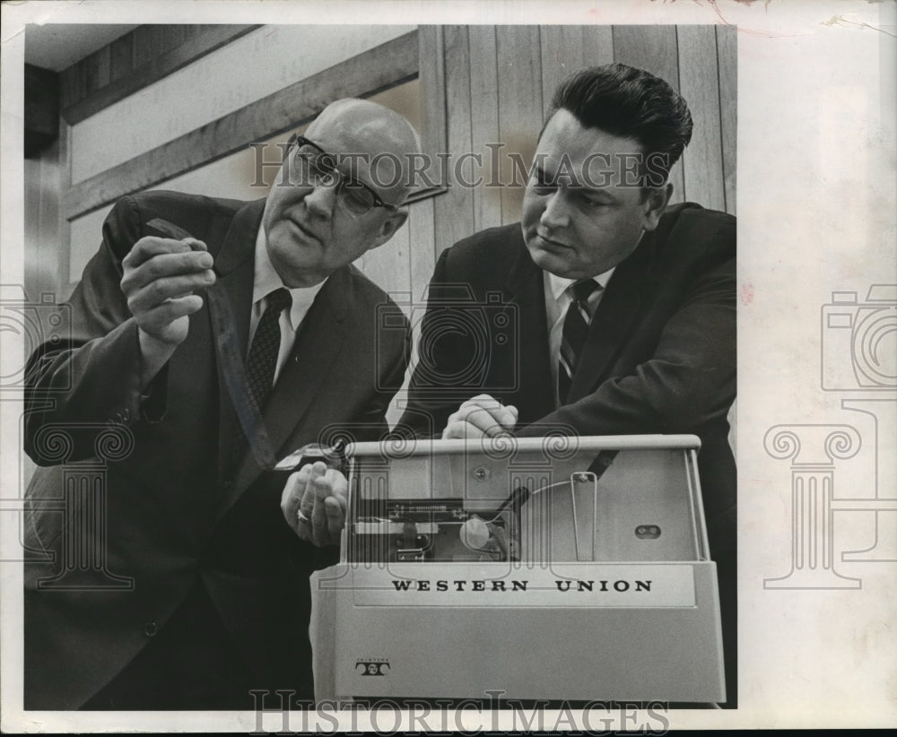 1964 Press Photo R.G. Markell(L) of Wester Union &amp; Robert Knopf of Reynolds &amp; Co- Historic Images