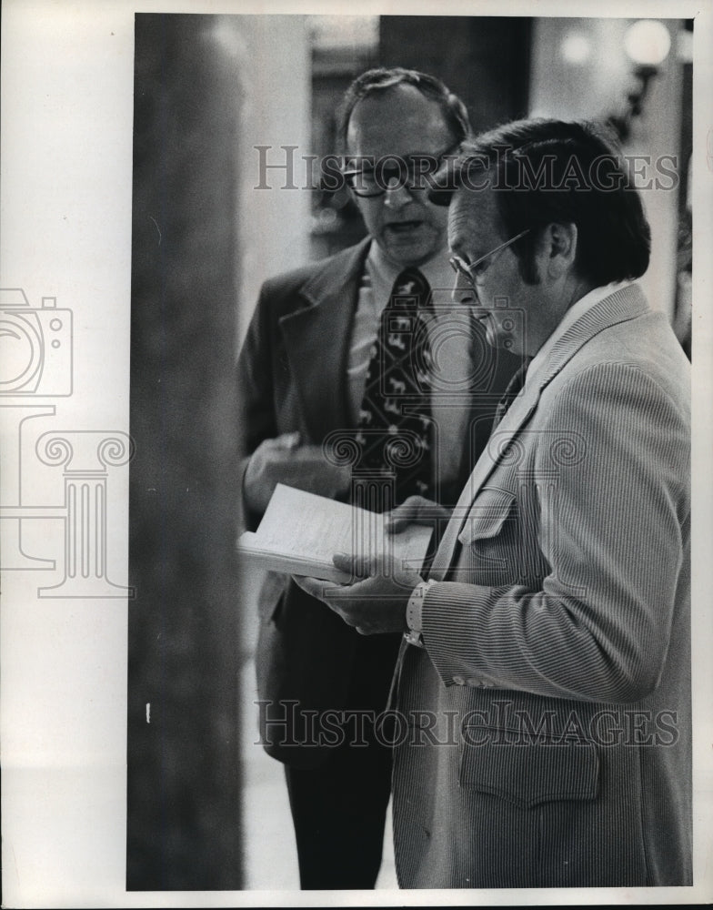 1973 Press Photo James Boullion talked in the Capitol with Rep. Carl Otte - Historic Images