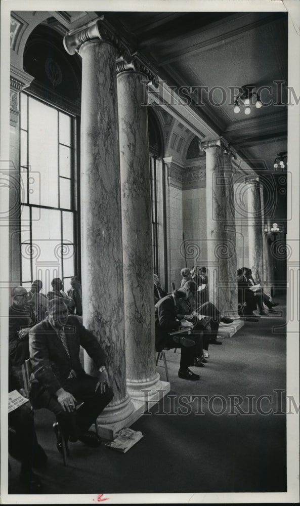 1972 Press Photo Lobbyists compared notes as they listened to the Assembly- Historic Images