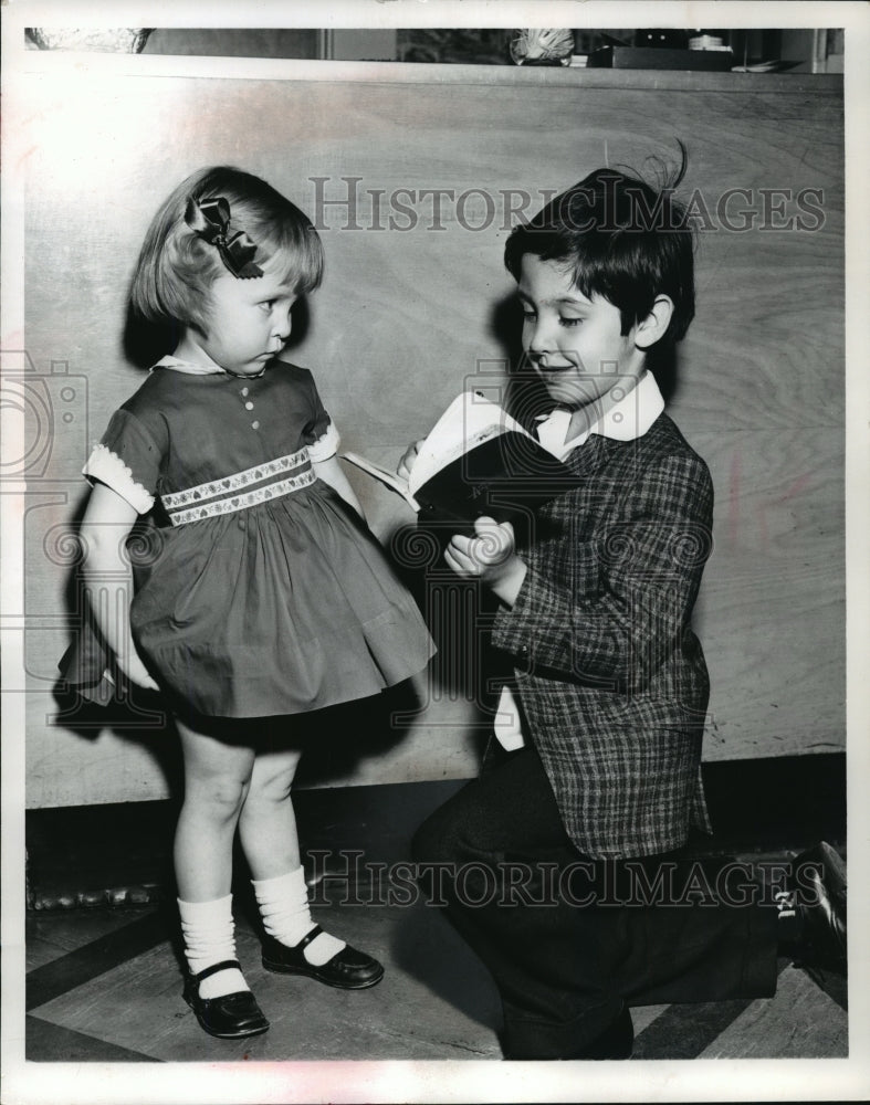 1961 Press Photo Patti Malandrone received an autograph from David Kory - Historic Images