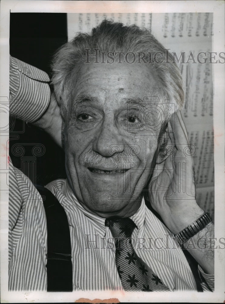 1961 Press Photo Famous Violinist Fritz Kreisler Reminisces in his New York home- Historic Images