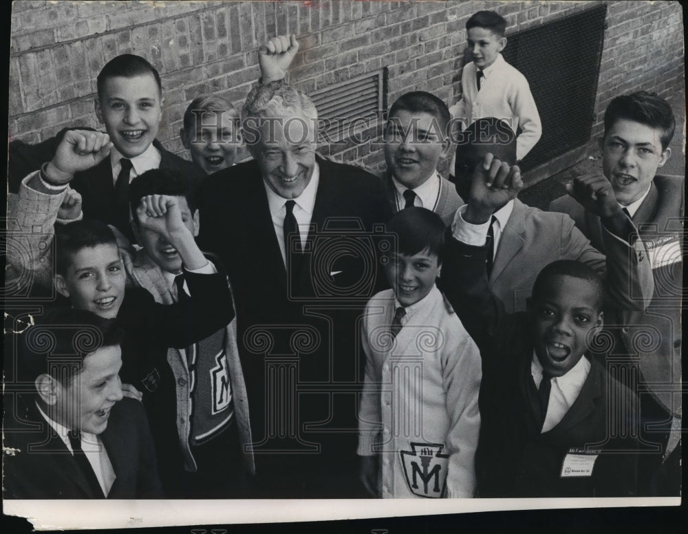 1965 Press Photo Gov Warren Knowles and the young members of Milwaukee Boys club- Historic Images