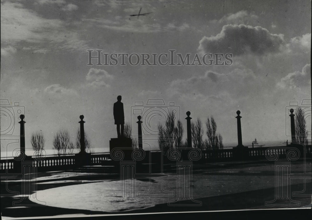 1951 Press Photo Statue And Lights On The Lincoln Memorial Bridge In Milwaukee- Historic Images