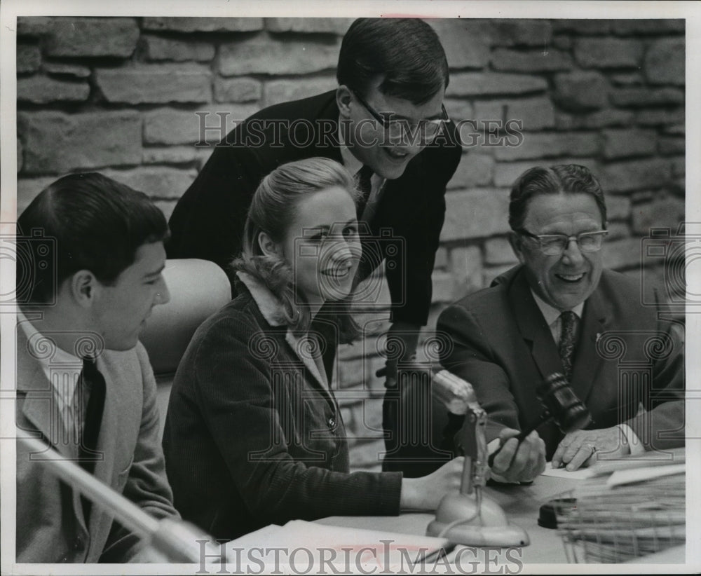 1966 Press Photo America Junior Miss Diane Wilkins &amp; others at Wauwatosa School- Historic Images