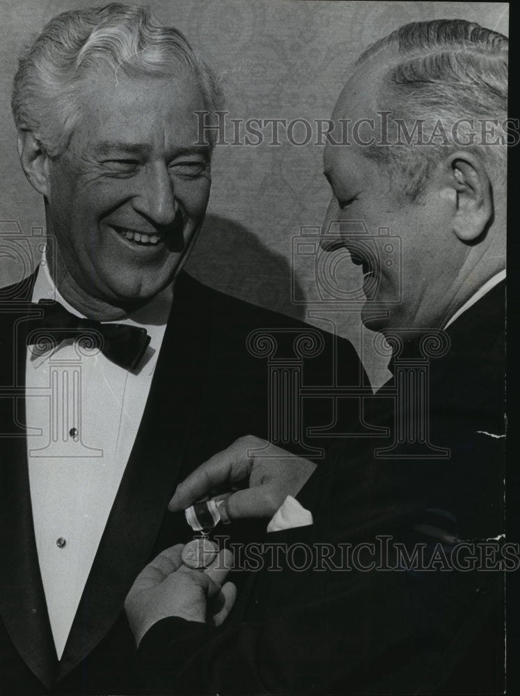 1969 Press Photo Ronald Baymiller gives Governor Knowles a gold membership pin- Historic Images