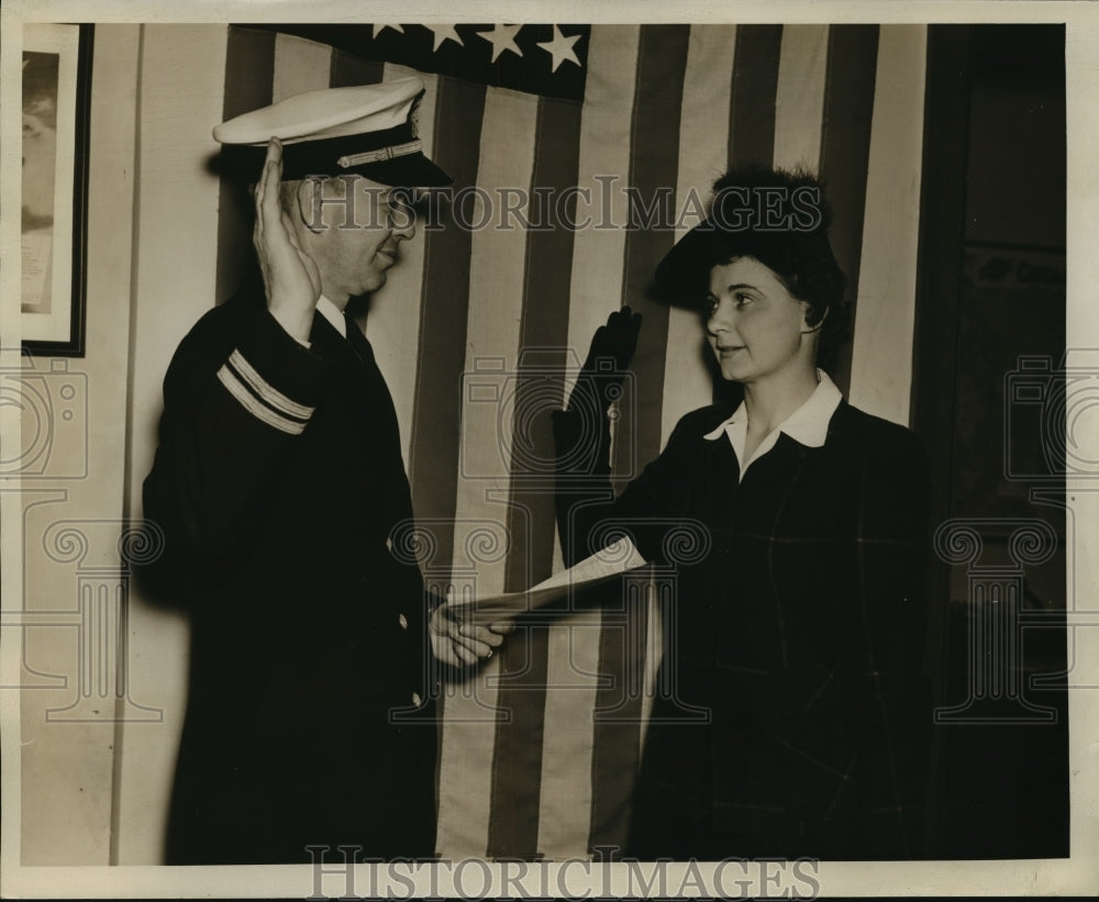 1942 Press Photo Naval Officer Gives Oath Of Enlistment To Isabel McDonald - Historic Images