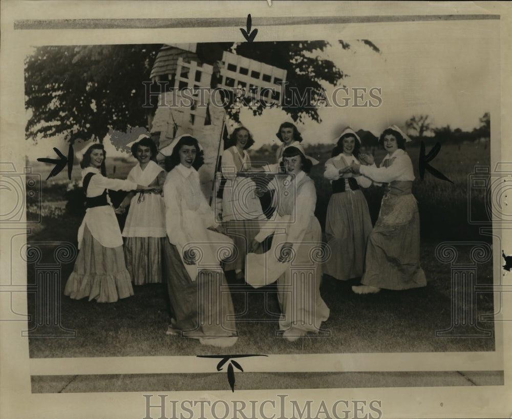 1948 Press Photo Girls in Dutch dress for Little Chute&#39;s anniversary celebration- Historic Images