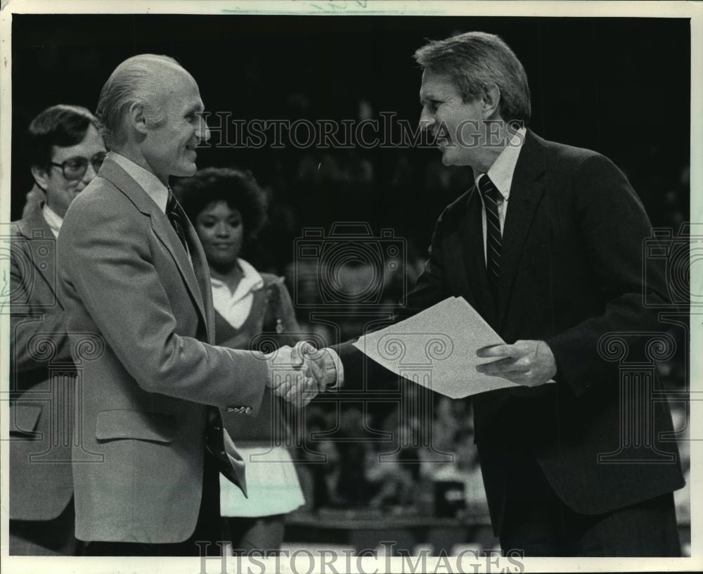 1985 Press Photo Herbert Kohl honored in ceremonies with Governor Earl- Historic Images