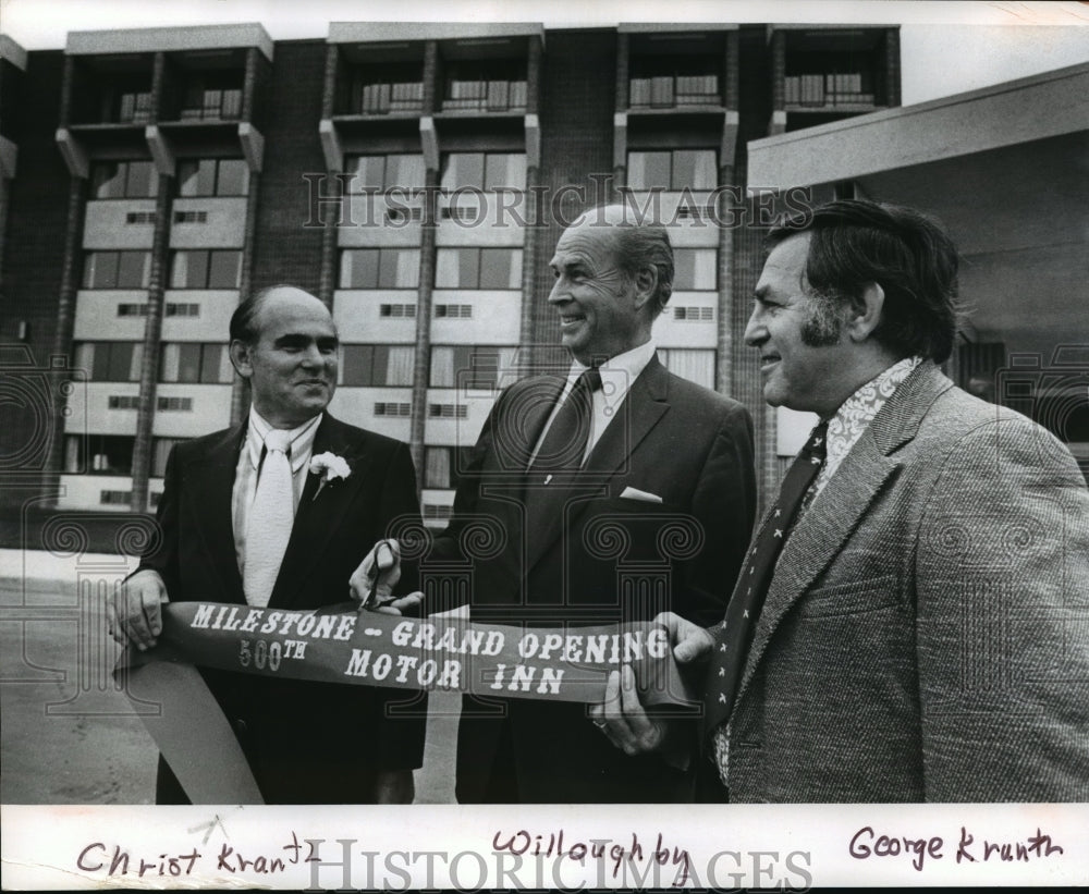 1973 Press Photo Carroll Willoughby with Christ and George Krantz at Ramada Inn- Historic Images