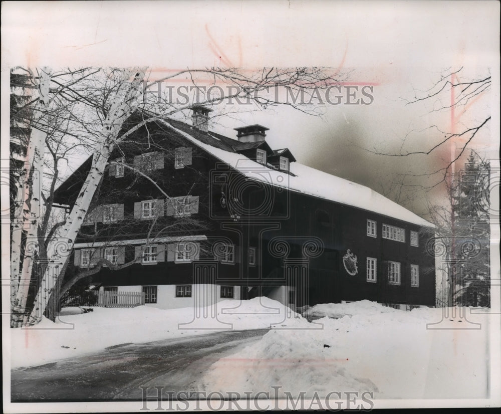 1962 Press PhotoGirl Scouts Waelderhaus as meeting place, Kohler, Wisconsin- Historic Images