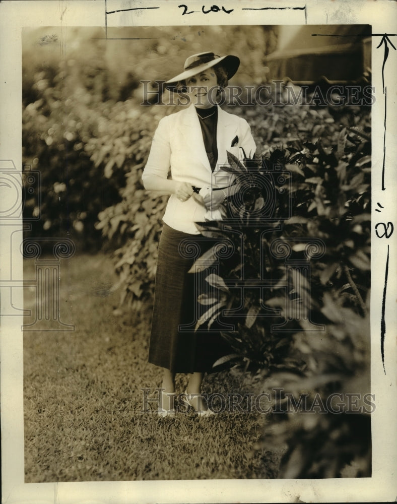 1937 Press Photo Mrs. Francis B. McMahon, vacationing at Miami Beach, Florida- Historic Images