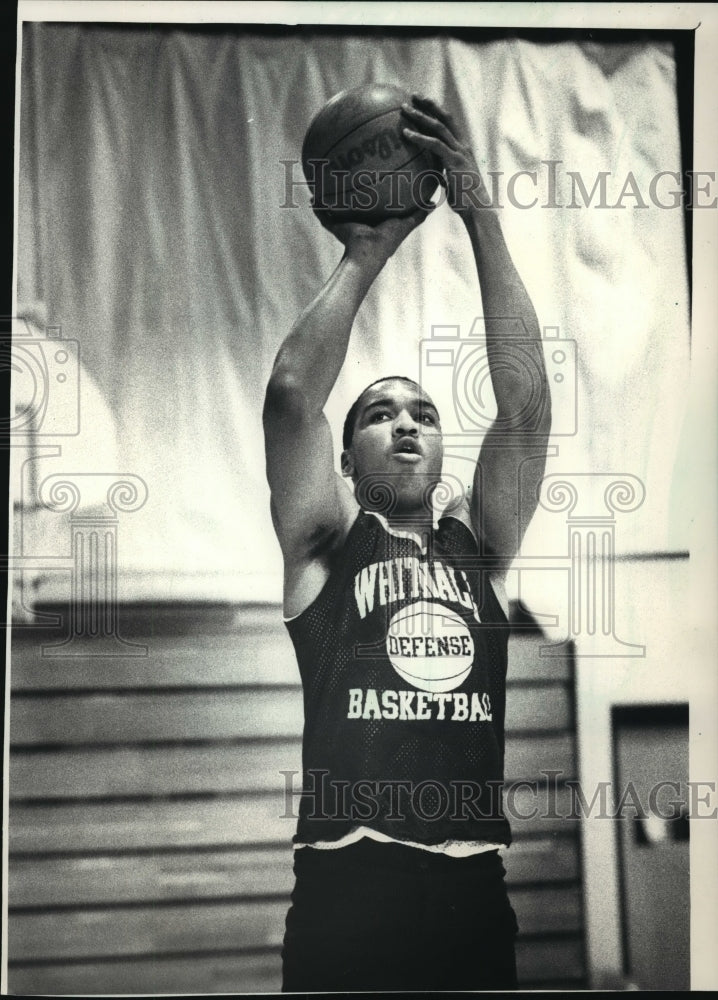 1983 Press Photo Center Dwayne Wilson of Whitnall playing basketball- Historic Images