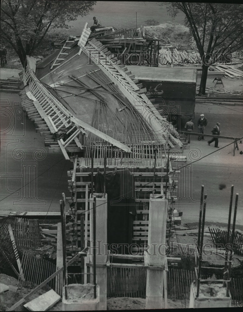 1952 Press Photo Lincoln Memorial Drive Semi-Trailer Truck Smashed Into Bridge