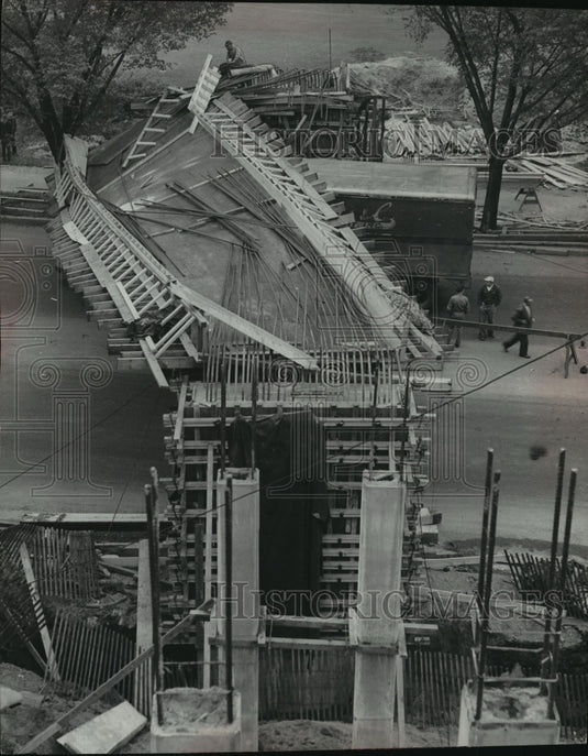 1952 Press Photo Lincoln Memorial Drive Semi-Trailer Truck Smashed Into Bridge