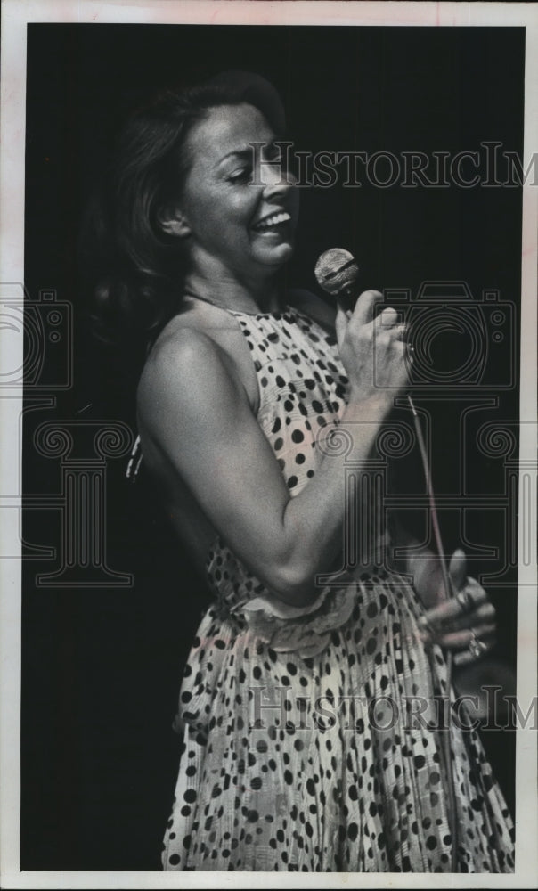 Press Photo Comedic Actress Mimi Hines Sings At The Centre Stage In Milwaukee